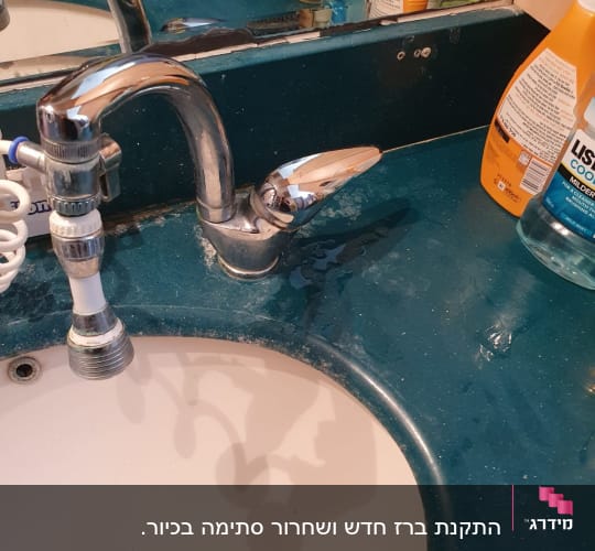 ברז כיור עם מתאם צינור לבן